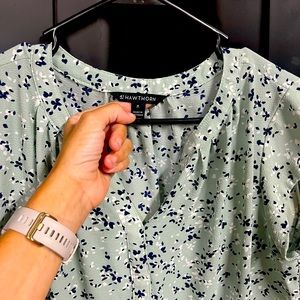 Hawthorne women’s dress shirt medium